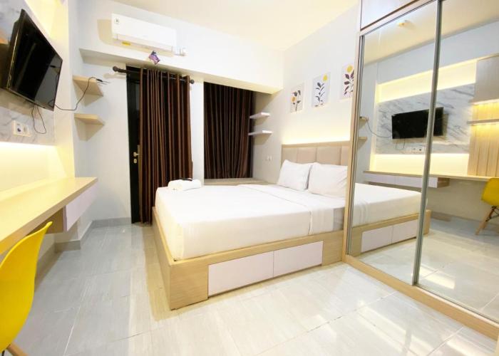 Fancy and Nice Studio at The Alton Apartment By Travelio