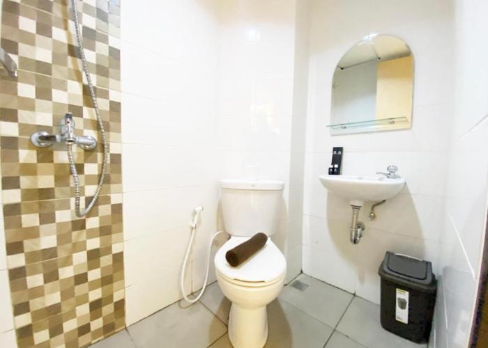 Fancy and Nice Studio at The Alton Apartment By Travelio