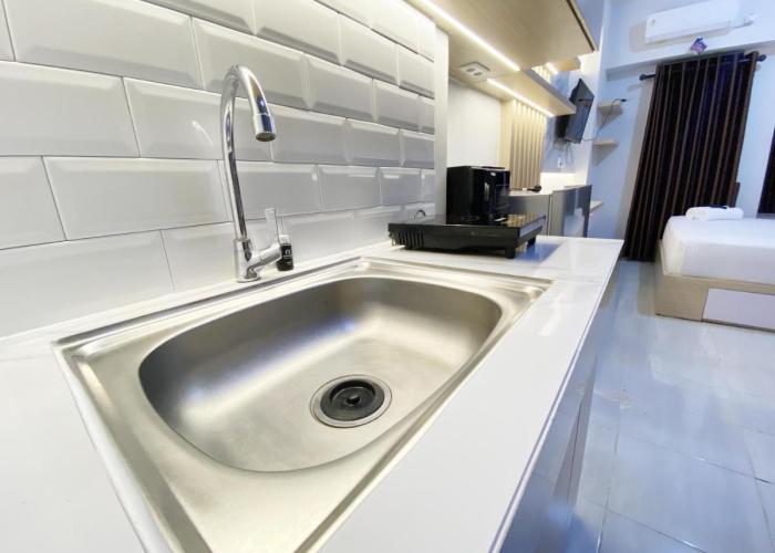 Fancy and Nice Studio at The Alton Apartment By Travelio