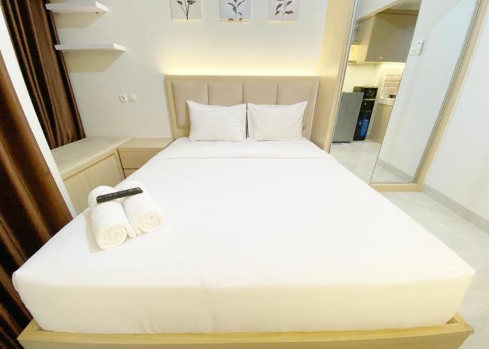Fancy and Nice Studio at The Alton Apartment By Travelio