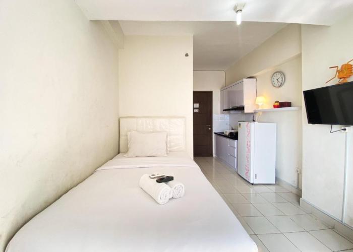 Homey Studio Room at Harvard Jatinangor Apartment By Travelio