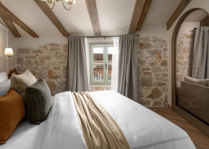 Silent Stone Apartment