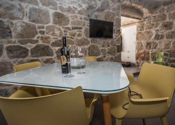Old Stoney - Renovated Apartment near Split Palace