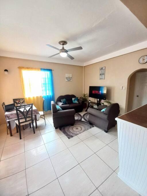 Belle Sunrise Villa Cozy Tropical Escape for a Local Experience