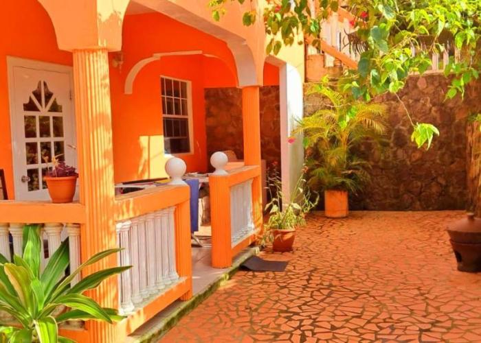 Belle Sunrise Villa Cozy Tropical Escape for a Local Experience