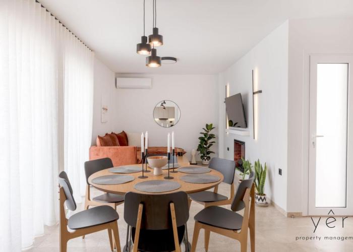 Seaside Luxury - 3 Min to Freatida Beach