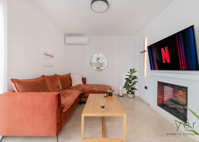 Seaside Luxury - 3 Min to Freatida Beach