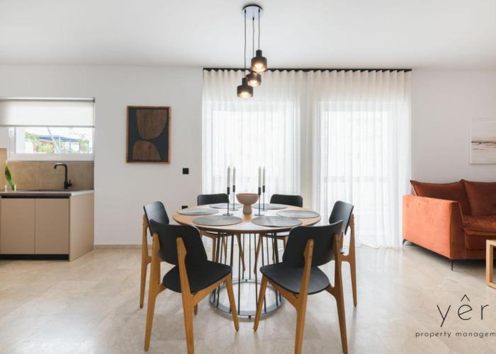 Seaside Luxury - 3 Min to Freatida Beach
