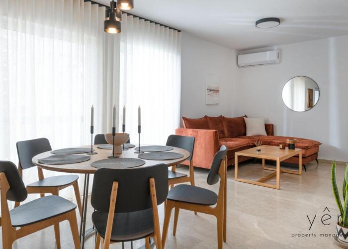 Seaside Luxury - 3 Min to Freatida Beach