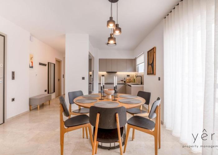 Seaside Luxury - 3 Min to Freatida Beach