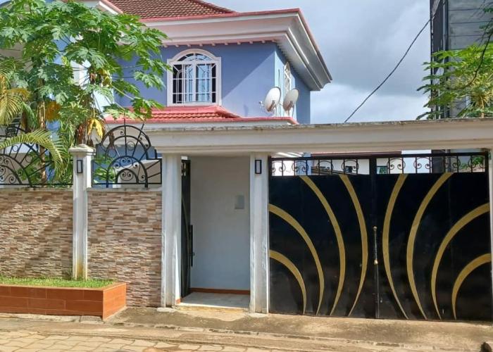 Duplex meublé 5 chambres, piscine, ménagère, voiture à louer Douala Yassa - Tigson
