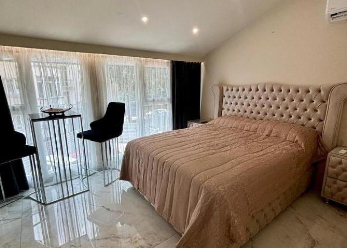Luxurious House with a three cozy rooms & Free Parking