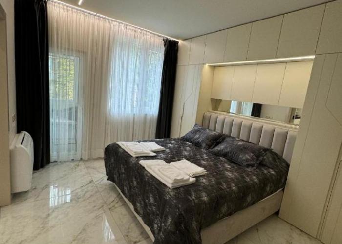 Luxurious House with a three cozy rooms & Free Parking