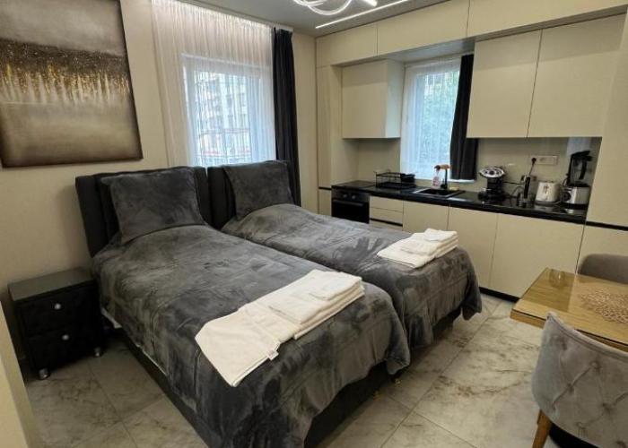 Luxurious House with a three cozy rooms & Free Parking