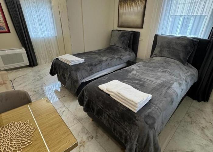 Luxurious House with a three cozy rooms & Free Parking