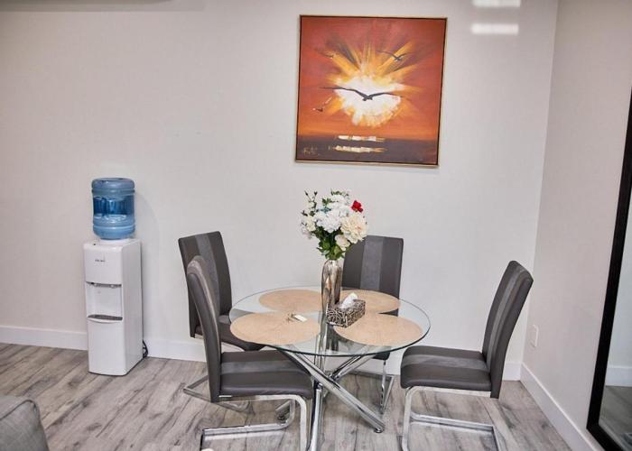 Brand-new three bedroom guest suite in the desirable neighbourhood