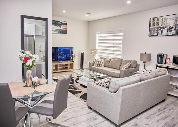 Brand-new three bedroom guest suite in the desirable neighbourhood