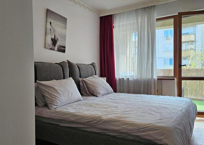 Business Park Retreat: 1BR with Mountain View
