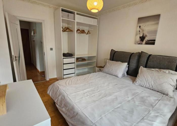 Business Park Retreat: 1BR with Mountain View