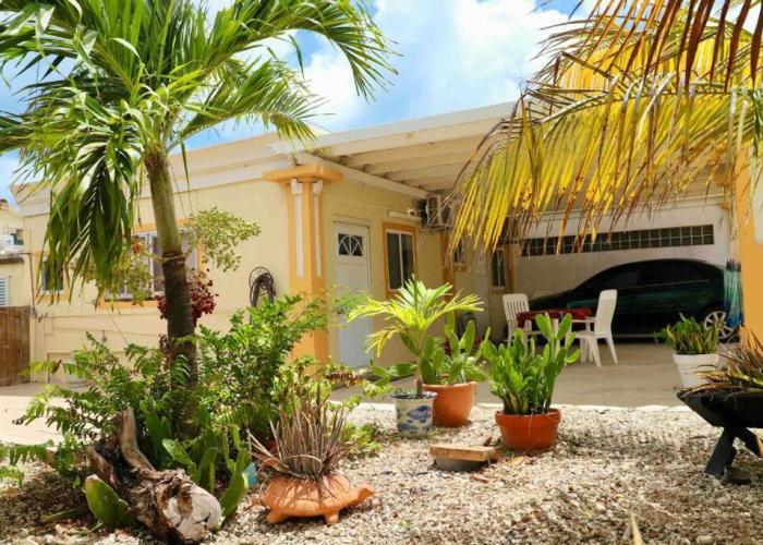 Studio apt plus rentacar close to airport & beach