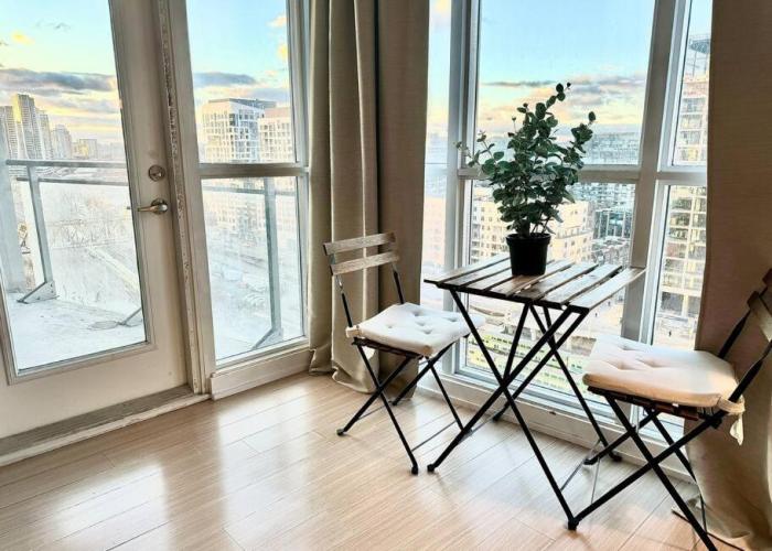 Stylish Condo Downtown Near CN Tower - Free parking