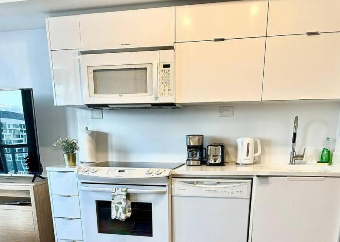 Stylish Condo Downtown Near CN Tower - Free parking