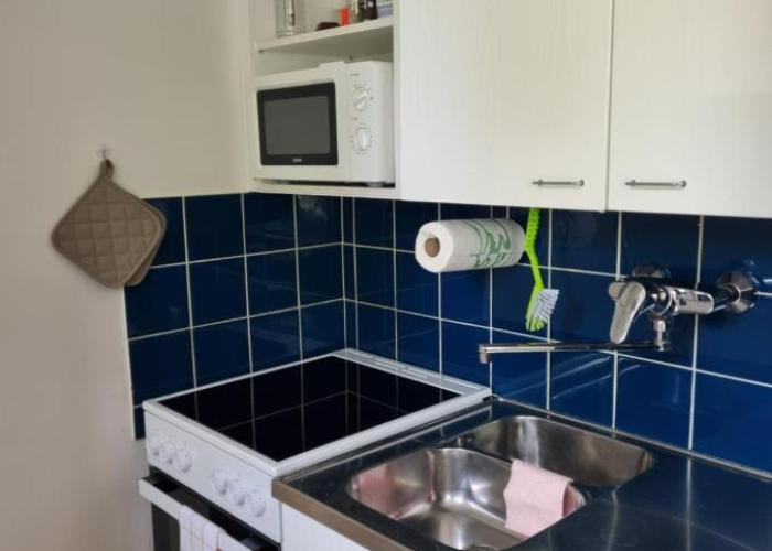 Kompakti yksiö numero 6 pienkerrostalossa