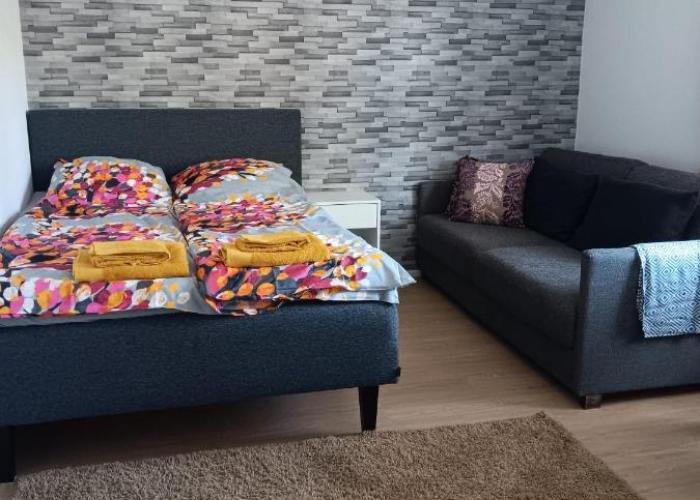 Kompakti yksiö numero 6 pienkerrostalossa