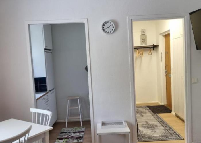 Kompakti yksiö numero 6 pienkerrostalossa