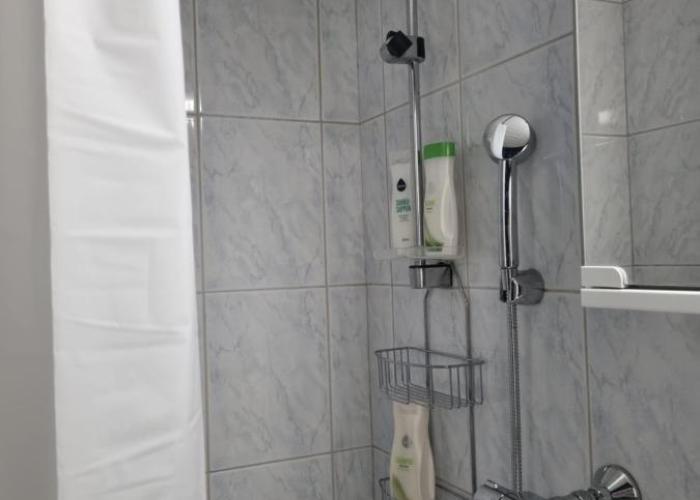 Kompakti yksiö numero 6 pienkerrostalossa