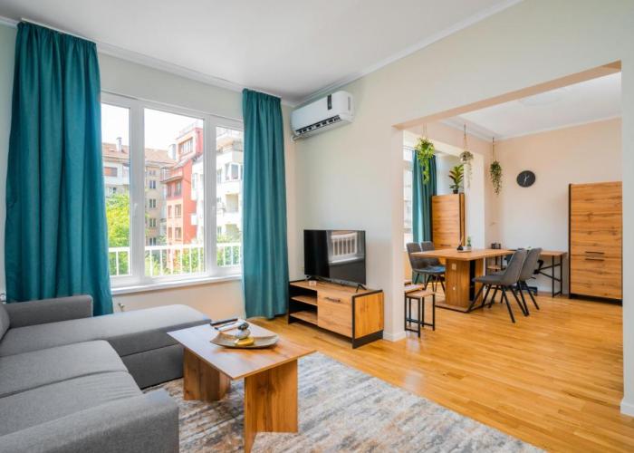 Spacious 2BD Near NDK with WorkSpace by Flat Mаnager