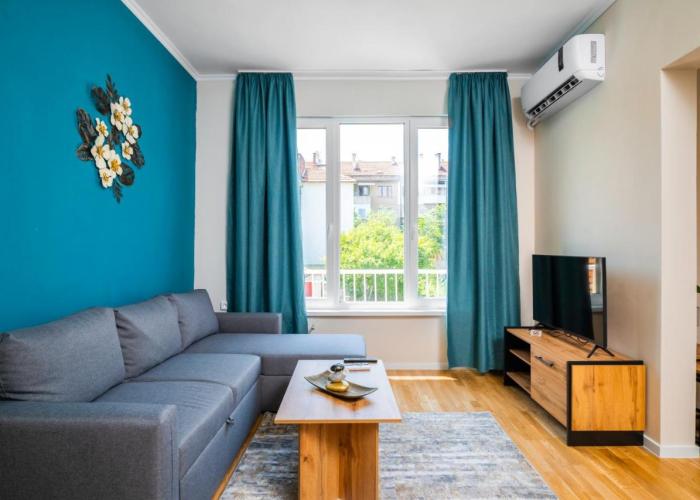 Spacious 2BD Near NDK with WorkSpace by Flat Mаnager