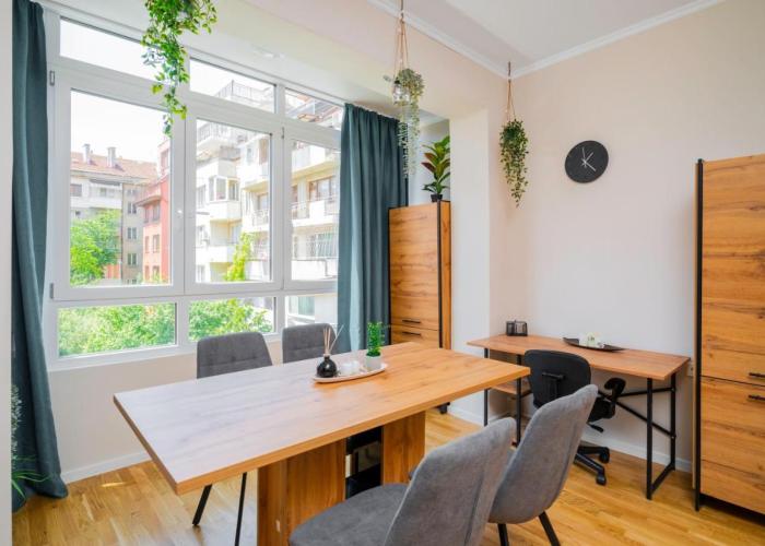 Spacious 2BD Near NDK with WorkSpace by Flat Mаnager