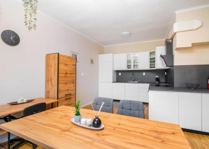 Spacious 2BD Near NDK with WorkSpace by Flat Mаnager