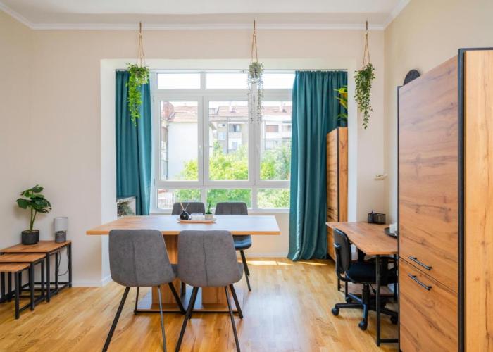 Spacious 2BD Near NDK with WorkSpace by Flat Mаnager