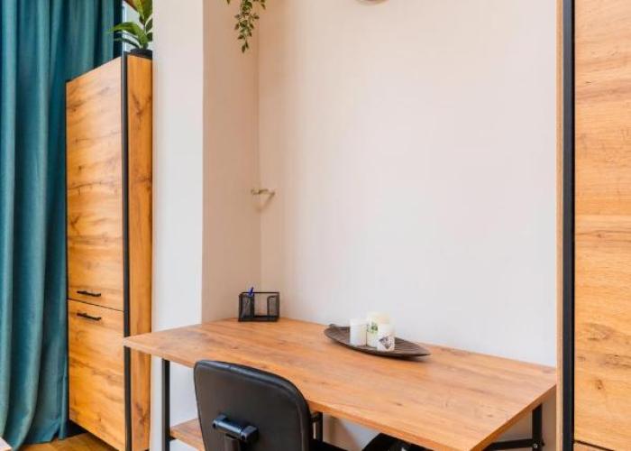 Spacious 2BD Near NDK with WorkSpace by Flat Mаnager