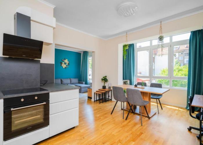 Spacious 2BD Near NDK with WorkSpace by Flat Mаnager
