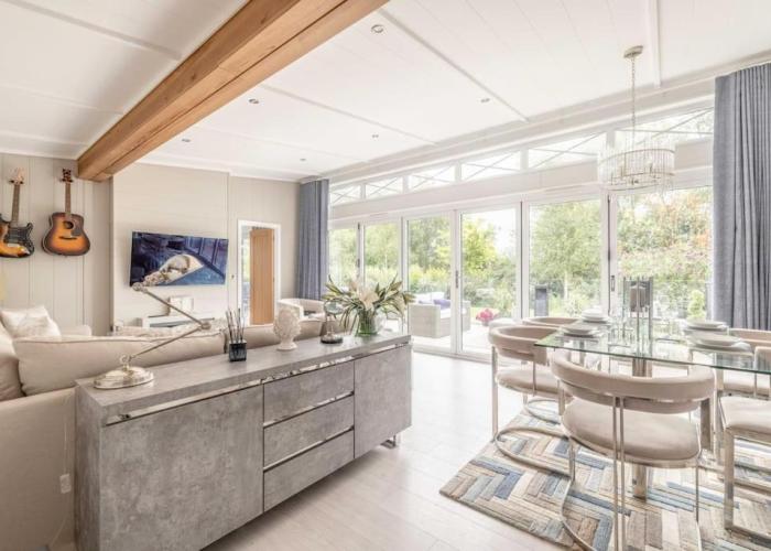 Luxury Lodge with Hot Tub in Windsor Marina