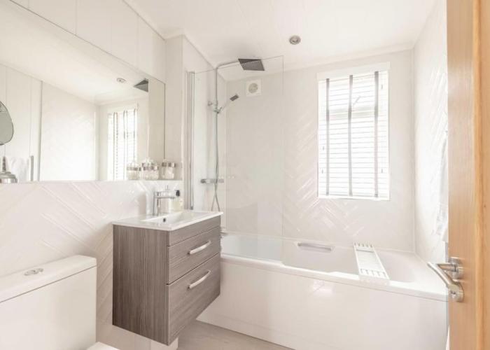 Luxury Lodge with Hot Tub in Windsor Marina