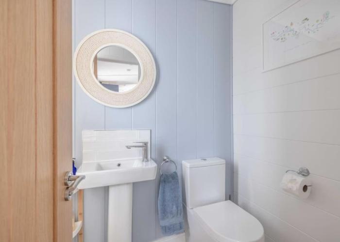 Luxury Lodge with Hot Tub in Windsor Marina