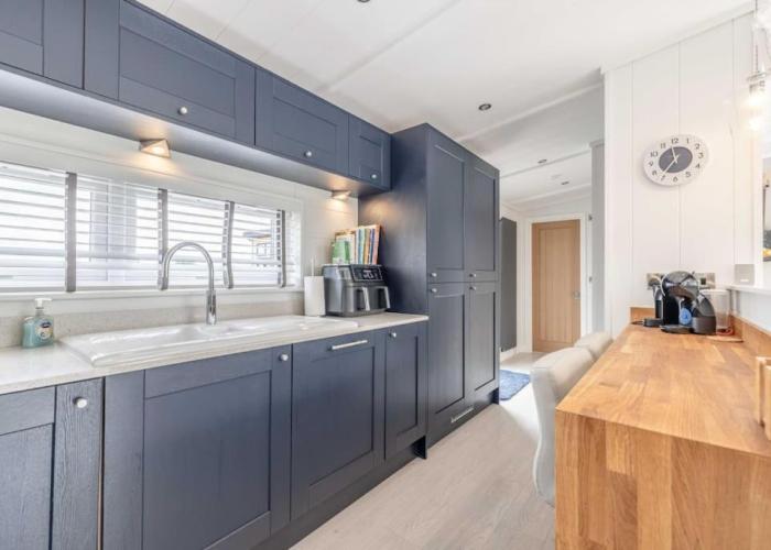 Luxury Lodge with Hot Tub in Windsor Marina
