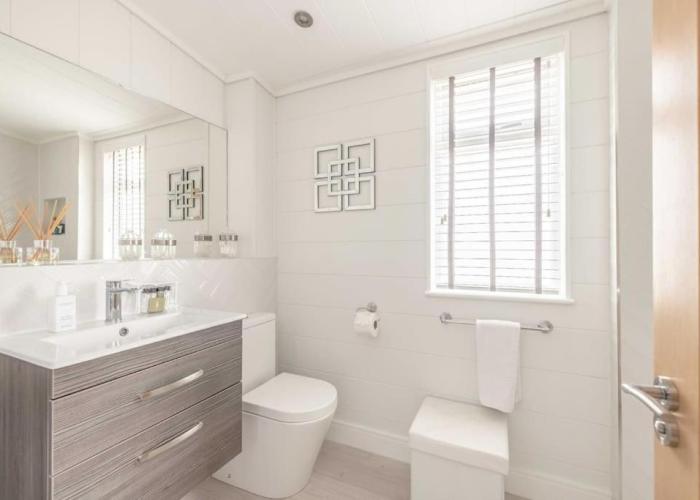 Luxury Lodge with Hot Tub in Windsor Marina