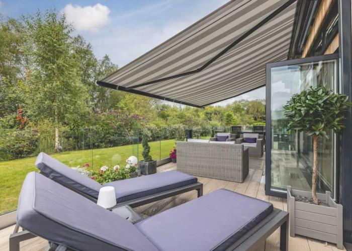Luxury Lodge with Hot Tub in Windsor Marina