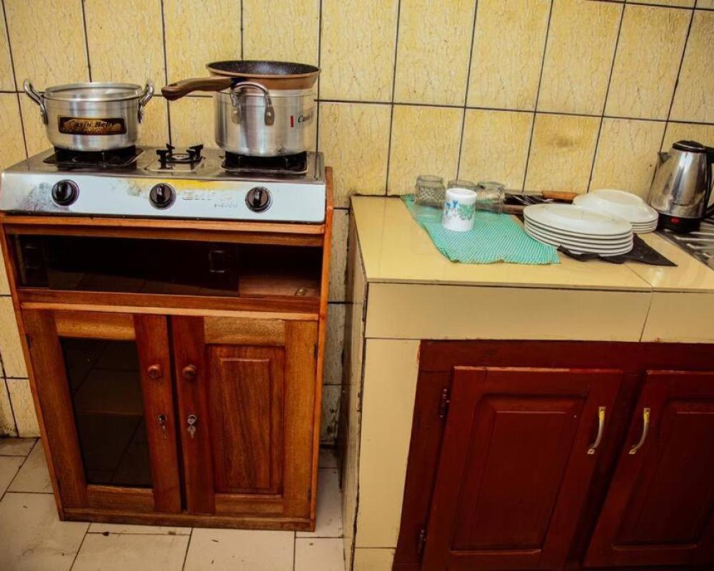 фото Spacious 2BR Roadside Apartment