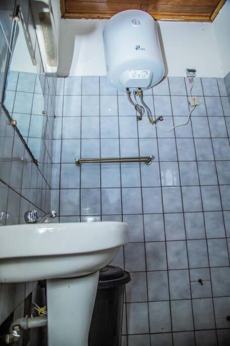 фото Spacious 2BR Roadside Apartment