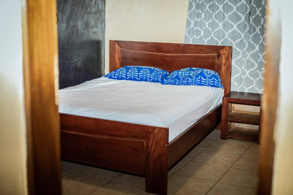 фото Spacious 2BR Roadside Apartment