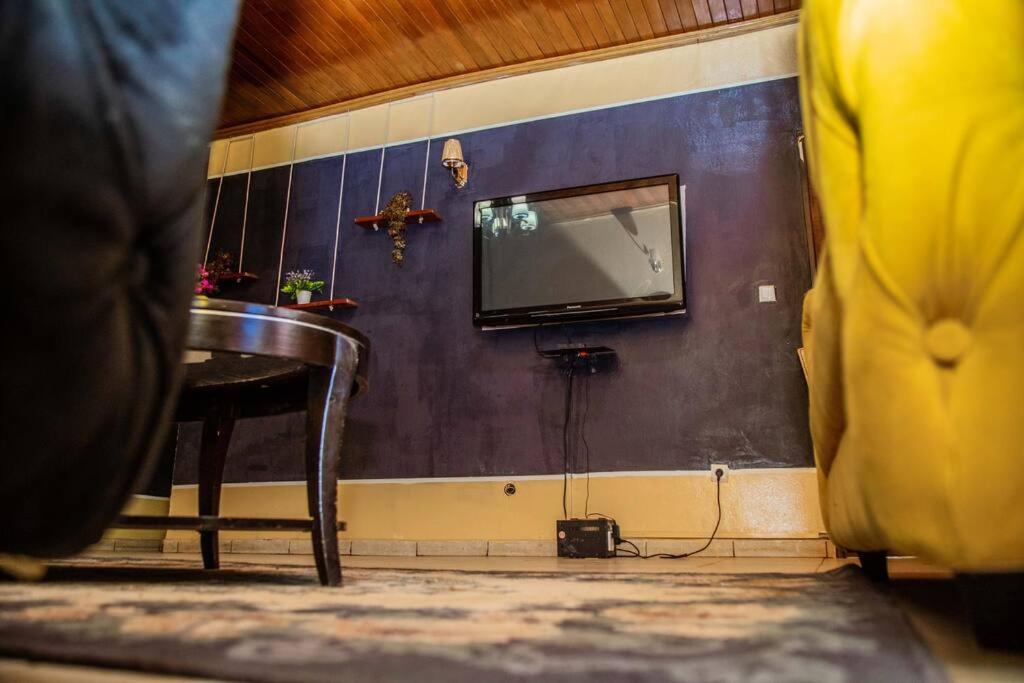фото Spacious 2BR Roadside Apartment