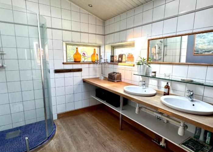 Modernt hus nära stad och strand