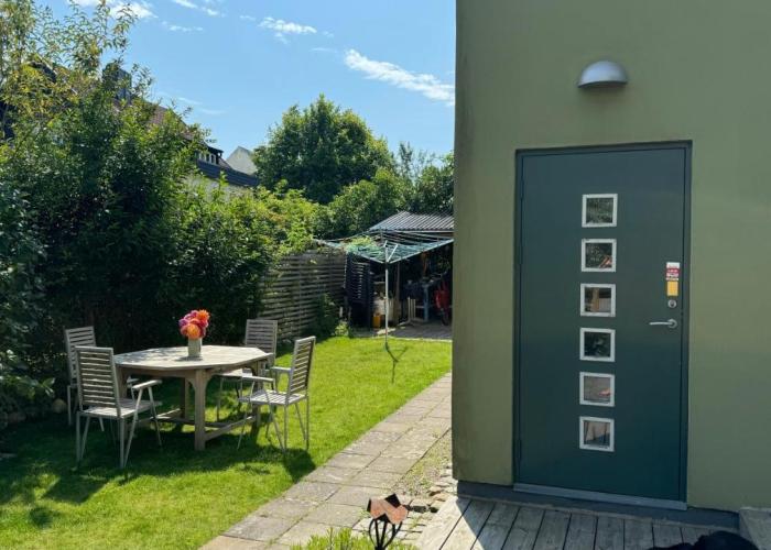 Modernt hus nära stad och strand