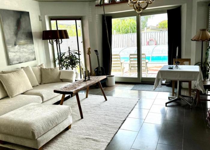 Modernt hus nära stad och strand
